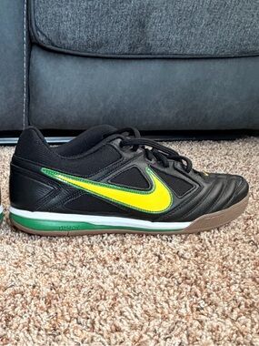 Nike Men’s Black & Yellow Indoor Training Sneakers